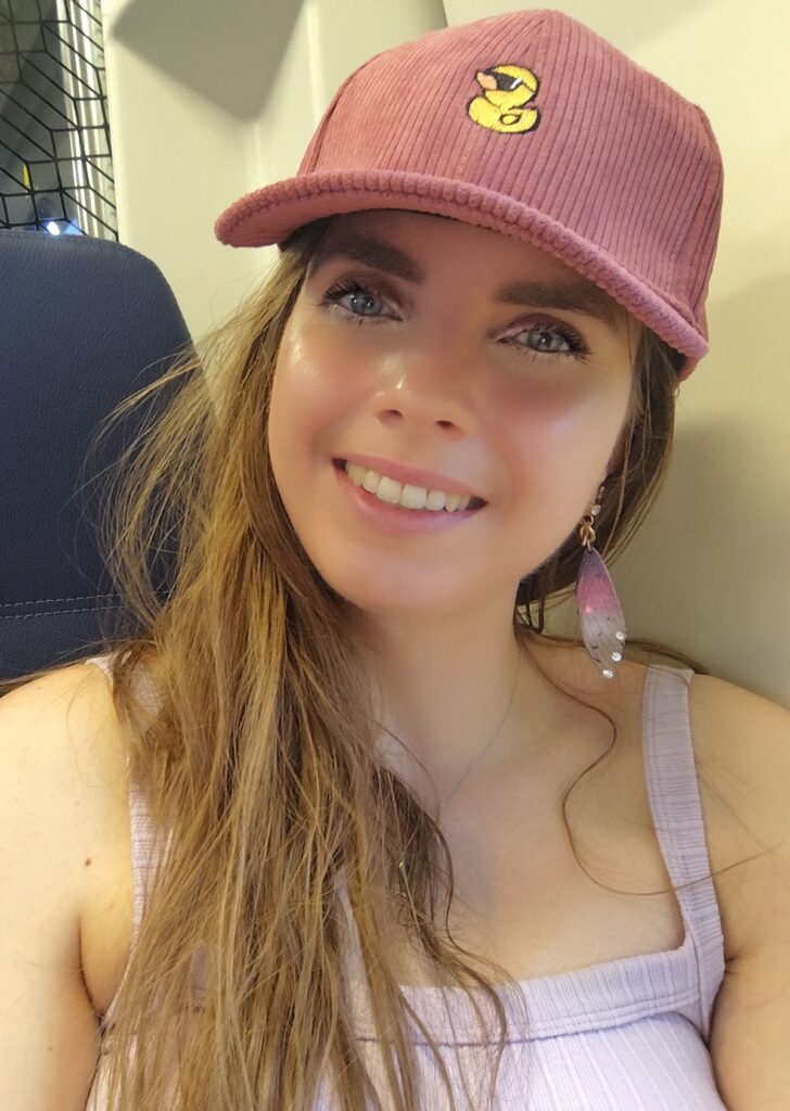 Charlotte onderweg in de trein
